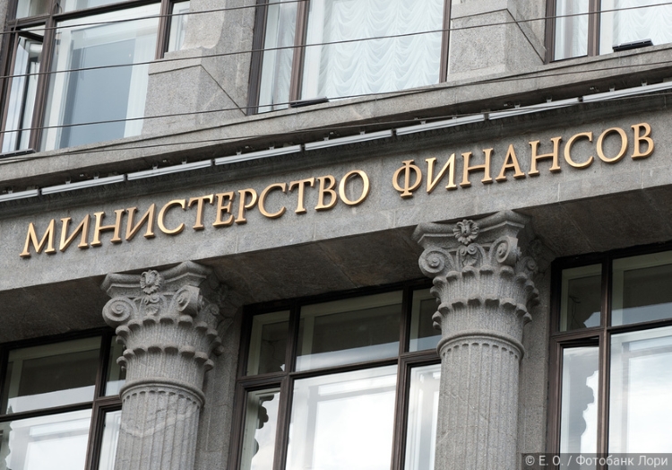 Деньги побегут быстрее: Минфин обещает снять барьеры с трансграничных расчетов